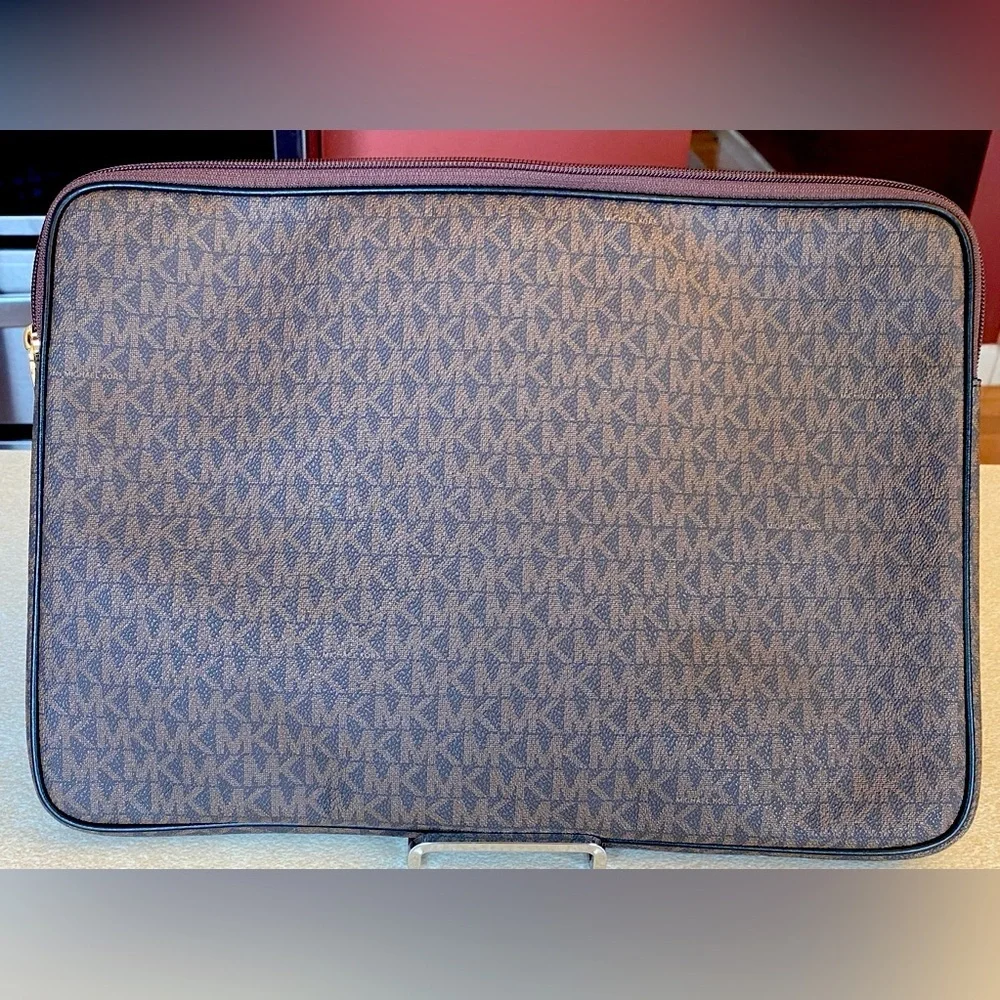MICHAEL KORS Jet Set Travel LG Laptop Case, EUC - Picture 2 of 12
